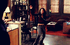 yang does shakira hips.gif
